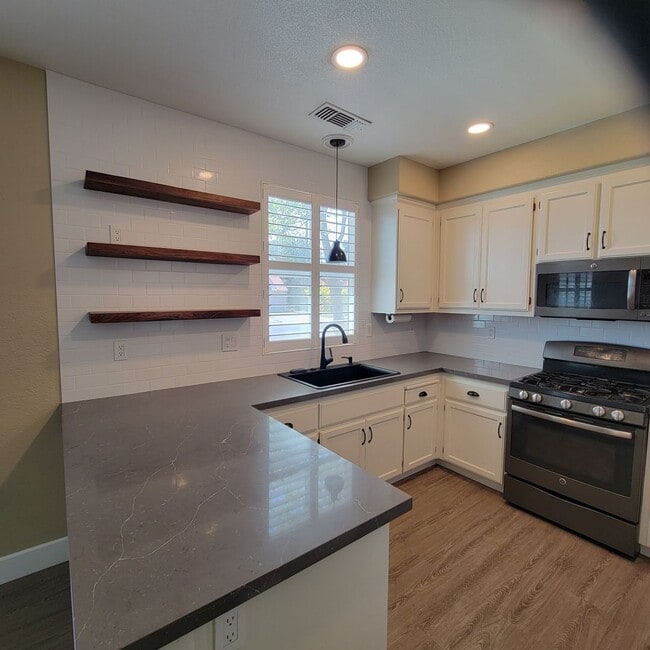 Building Photo - Big Beautifully updated 4-bedroom 2.5 bath...