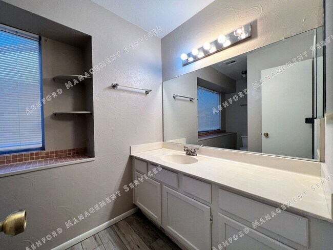 Building Photo - 3 BEDROOM 2 BATH IN HEART OF CHANDLER WITH...