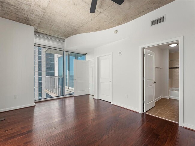 Building Photo - 5925 Almeda Rd