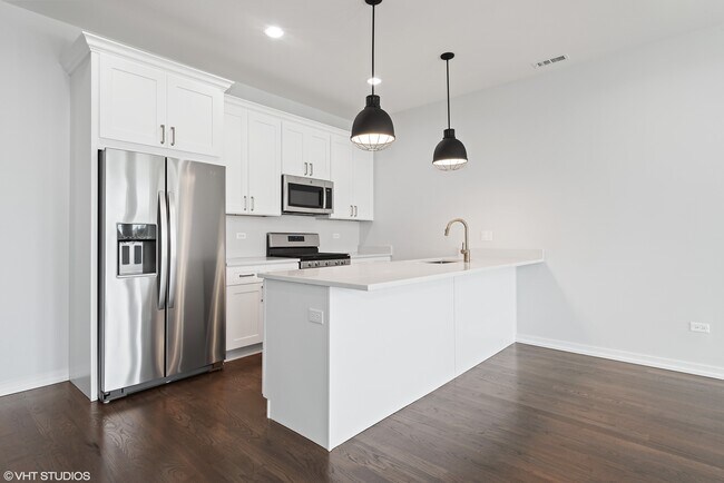 Building Photo - 648 E Bowen Ave