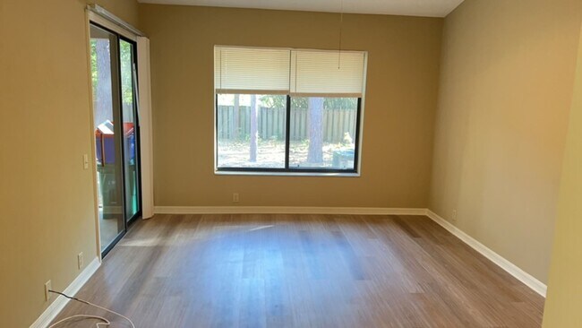 Building Photo - Great 2/2 In Woodcreek Village-Sublease