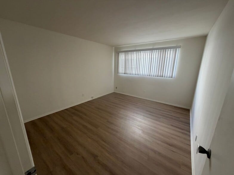 Building Photo - 433 S Palm Dr