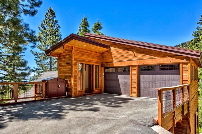 Building Photo - Gorgeous Lakeview! Pet Friendly w a Garage & AC!