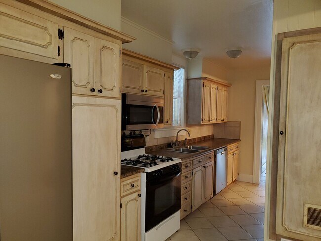 Building Photo - Charming 3 bedroom 4 blocks to the beach!