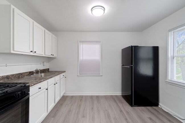 Building Photo - Coming March 1st: 1BR Townhouse in Midland, PA!!