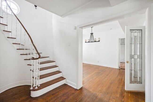Building Photo - CHARMING 3-BEDROOM IN THE HEART OF ALAMO HEIGHTS