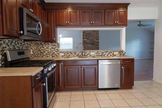Building Photo - 18143 Forest Cedars Dr