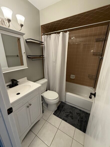 Building Photo - 7S478 Lynn Dr