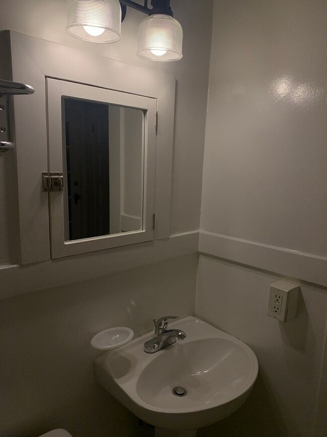 Building Photo - Historic Charm in the Heart of NW Portland | Studio with In-Unit W/D! Move In Special $500 Off!