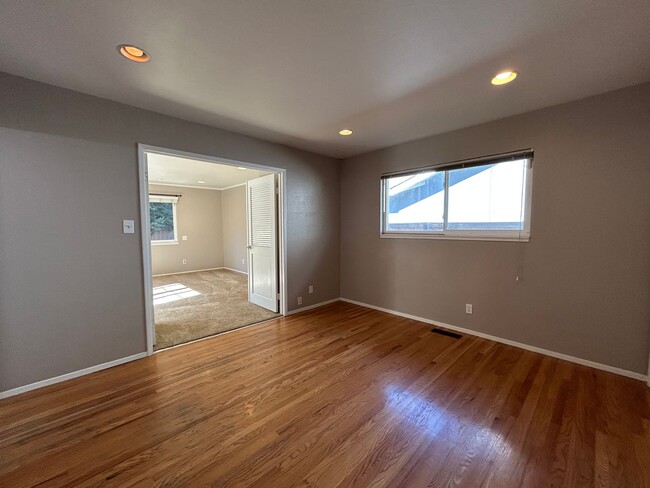 Building Photo - Spacious Single-Story 4BR Home with Bonus ...