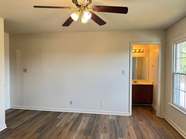Building Photo - Convenient Location!  3 bedroom 2 bath wit...