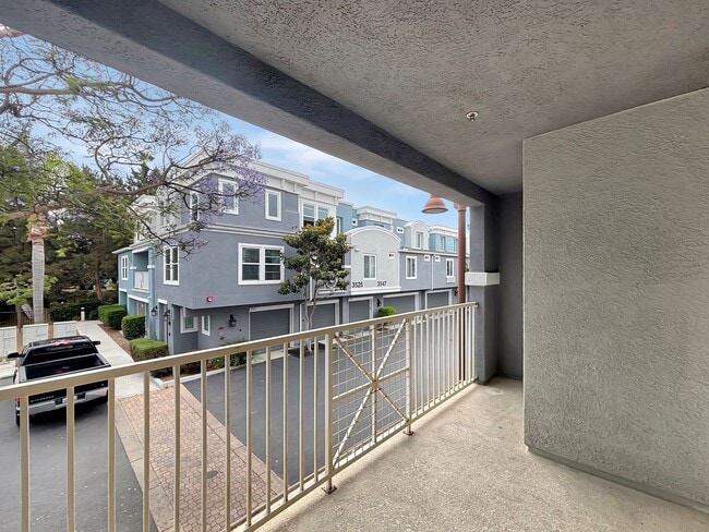 Building Photo - SD: Bright 2BD/2.5BA Townhome in Point Loma with Fireplace, Private Balcony & Tandem Garage