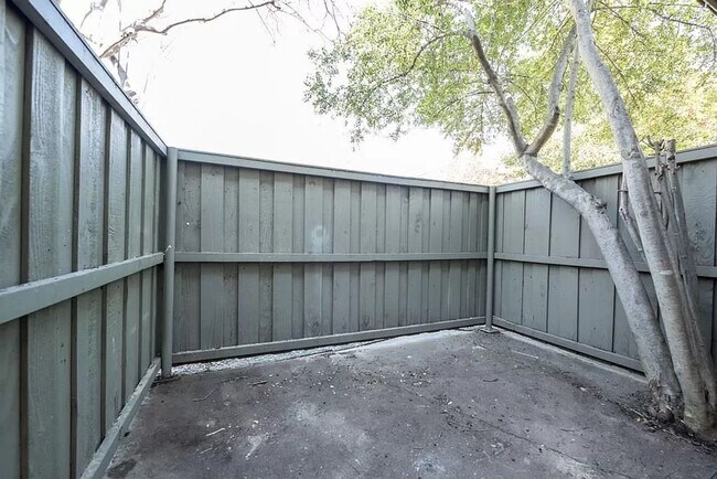 Building Photo - Conveniently located condo in Dallas