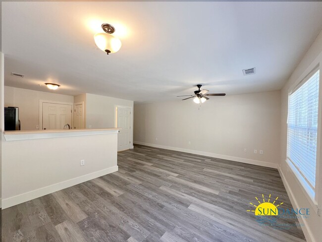 Building Photo - Spacious 3 Bedroom Townhome in Crestview!