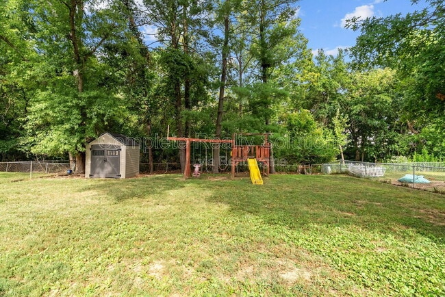 Building Photo - 561 Golfwood Dr