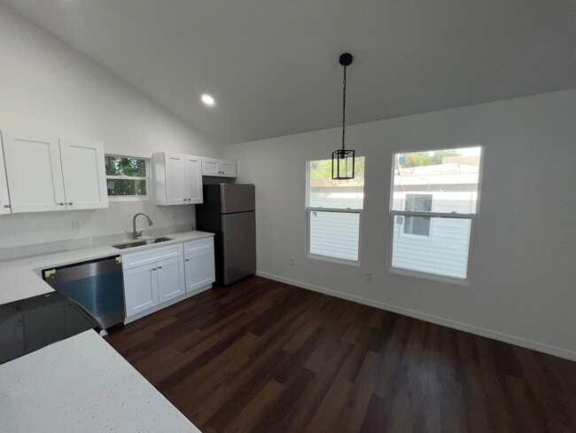 Building Photo - Allen St