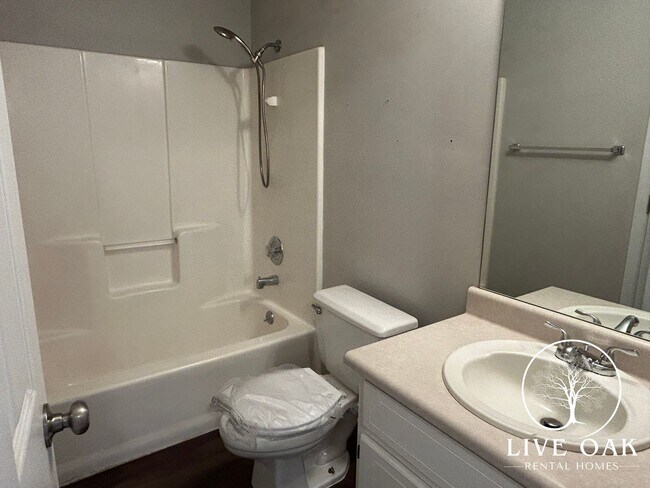 Building Photo - MOVE IN SPECIAL: $500 OFF 1ST MONTH'S RENT!**