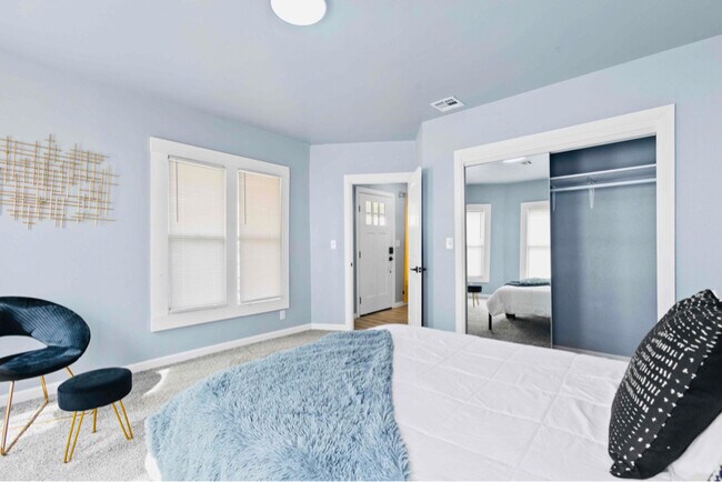 Building Photo - 1547 N Elgin Ave