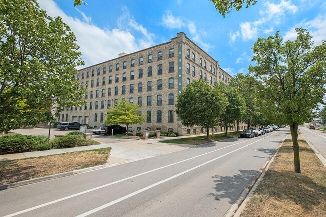 Building Photo - 940 Monroe Ave NW