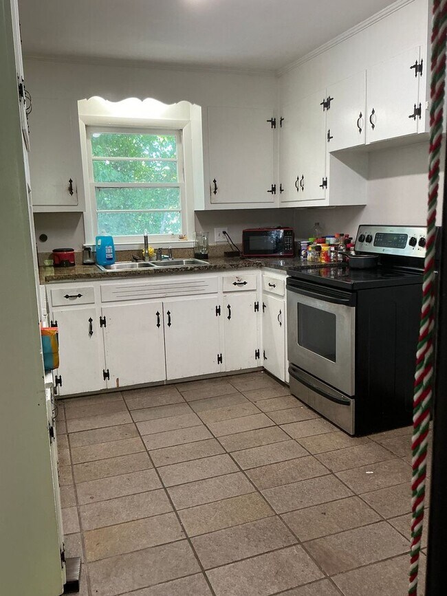 Building Photo - 3 bedroom 2 bathroom house conveniently lo...