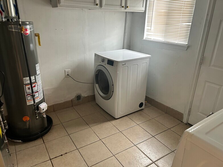 Building Photo - 8111 Timken Ave