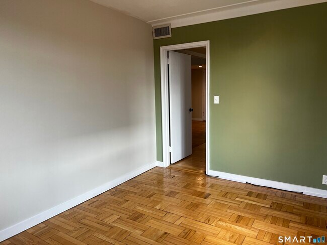 Building Photo - 869 Farmington Ave