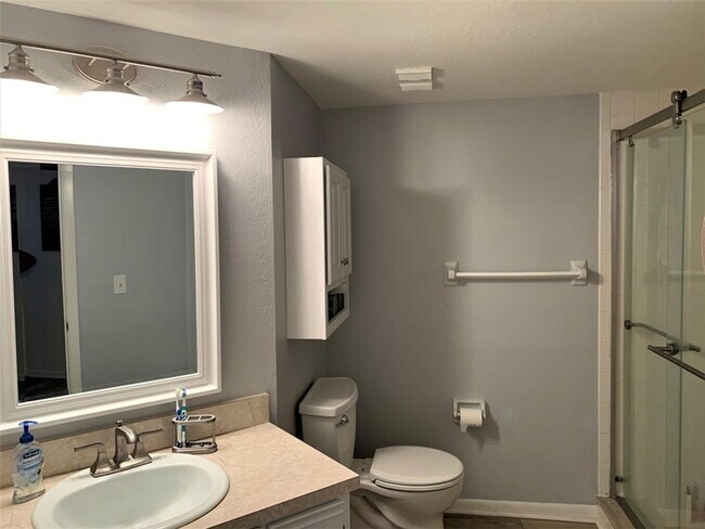 Building Photo - Updated 2 bed 2 bath condo in Midport II