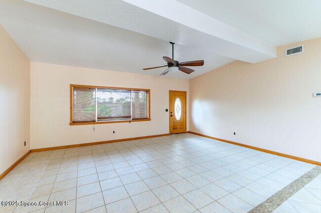 Building Photo - 320 Pine Tree Dr