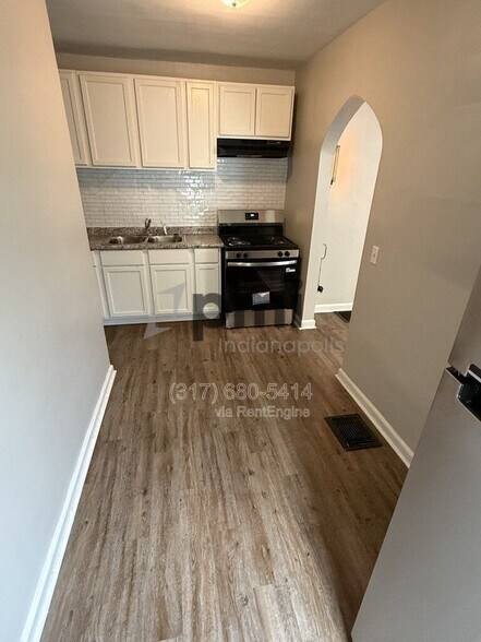 Building Photo - 1512 N Gladstone Ave