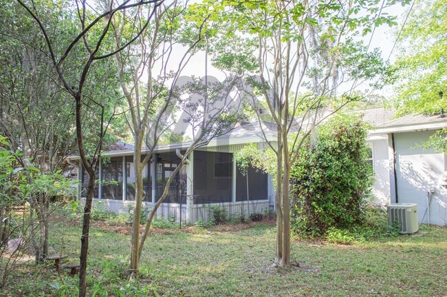 Building Photo - 135 E Derenne Ave