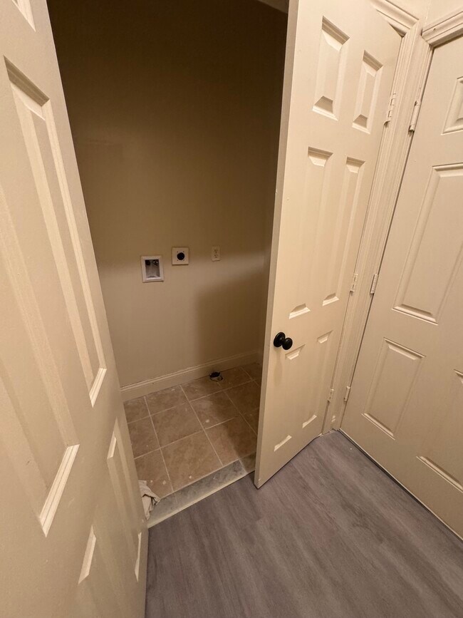 Building Photo - 304 Shelton Ave