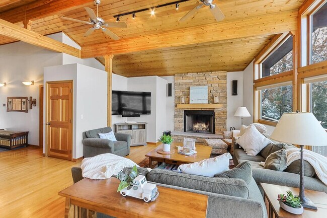 Building Photo - N7487 E Lakeshore Dr