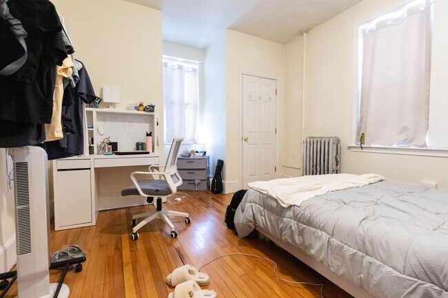 Building Photo - Brookline 3bed / 1bath near BU available September 2026