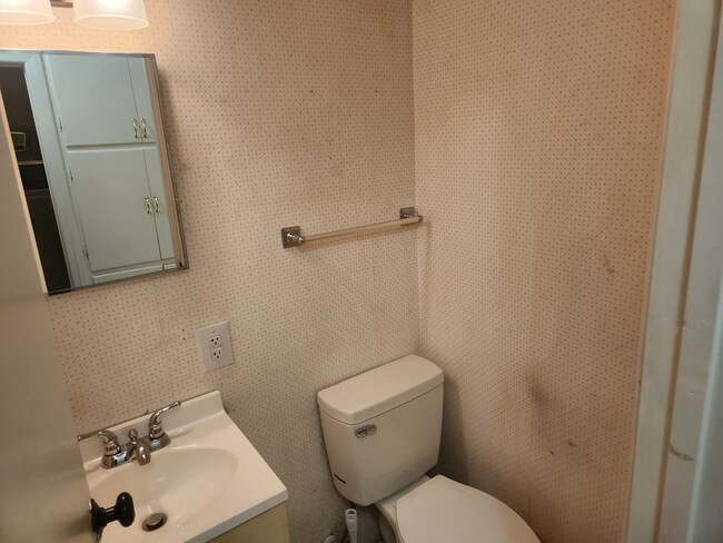 Building Photo - 3821 E Everglade Ave