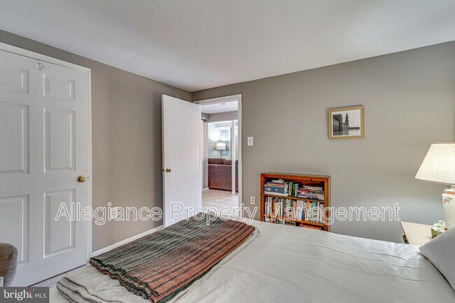 Building Photo - 912 Green St