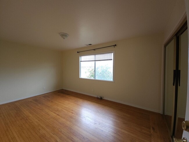 Building Photo - Large 5 bedroom 2 bath Split Level House w...