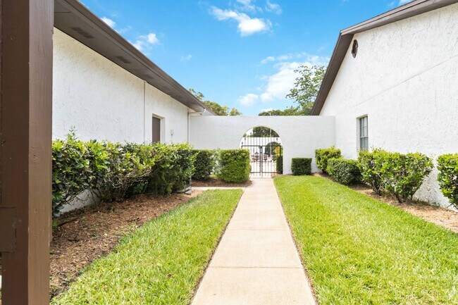 Building Photo - Beautiful Modern 2/1 Townhome in St. Cloud's Pine Lake Villas