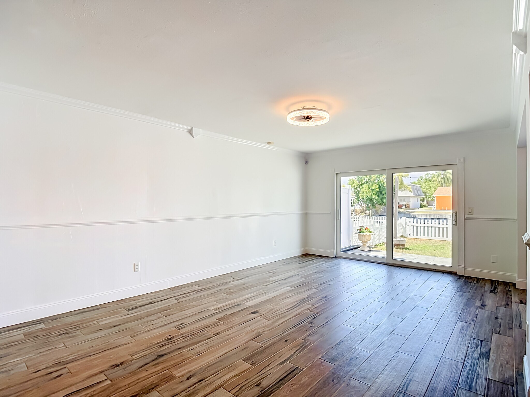 Building Photo - 8733 Bay Pointe Dr