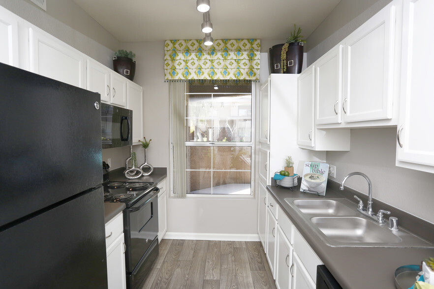 Kitchen - Sonoma Ridge Apartments