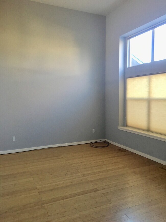 Building Photo - Gorgeous and Spacious Townhome in Waneka L...