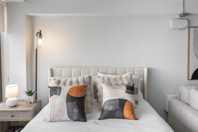 Building Photo - 16 W 10th St