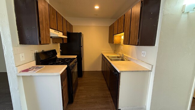 Building Photo - Completely Updated 2 Bedroom 2 Bathroom Co...