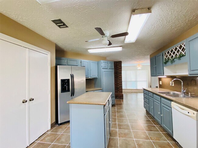 Building Photo - 2001 Highland Hills Dr