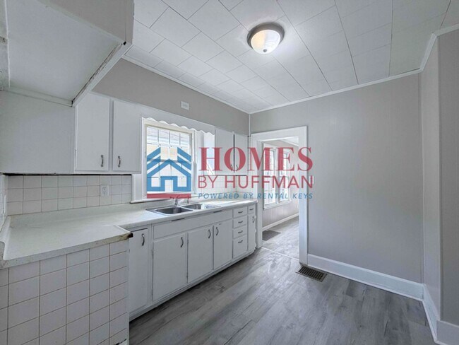 Building Photo - Three Bedroom House | Deposit Special