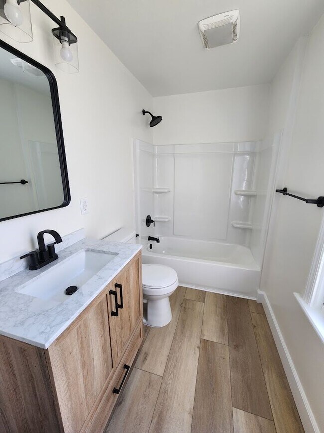 Building Photo - Spacious 4-bedroom house in Hamilton available mid-May