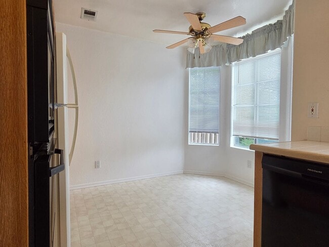 Building Photo - Adorable Rancho Del Oro Condo!