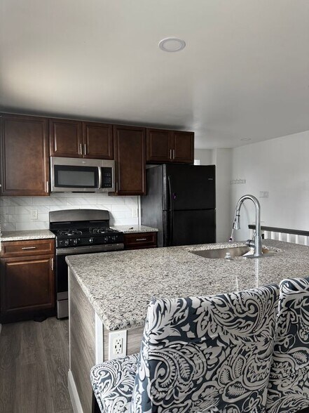 Building Photo - 6135 Vine St