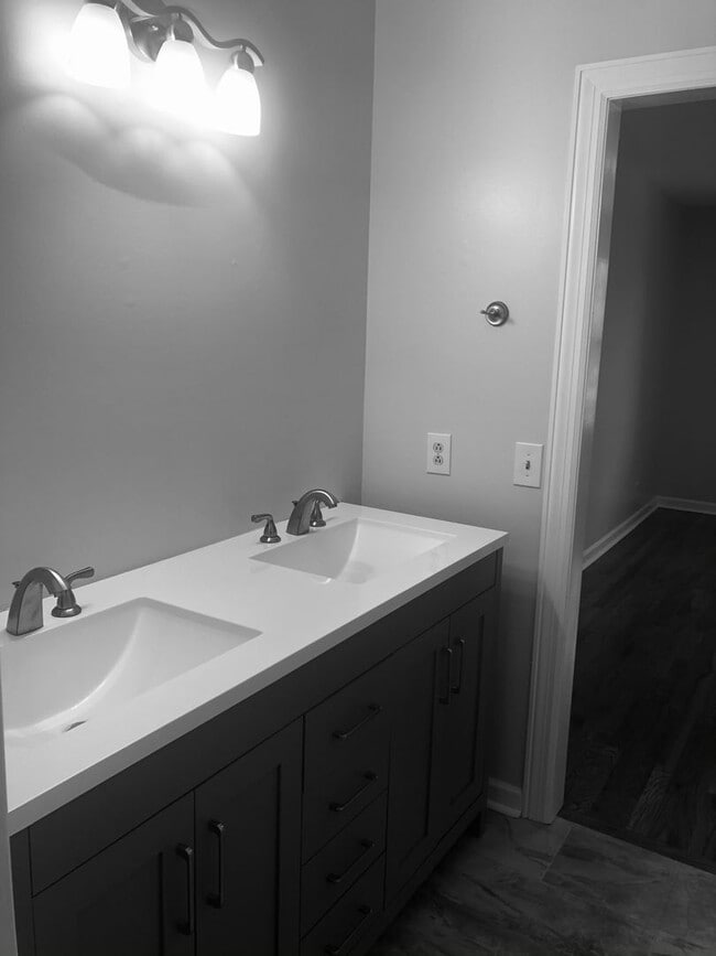 Building Photo - 2 Bed/2 Bath Condo located in Green Hills only minutes to Vandy and Easy Interstate Access, 1 Car...