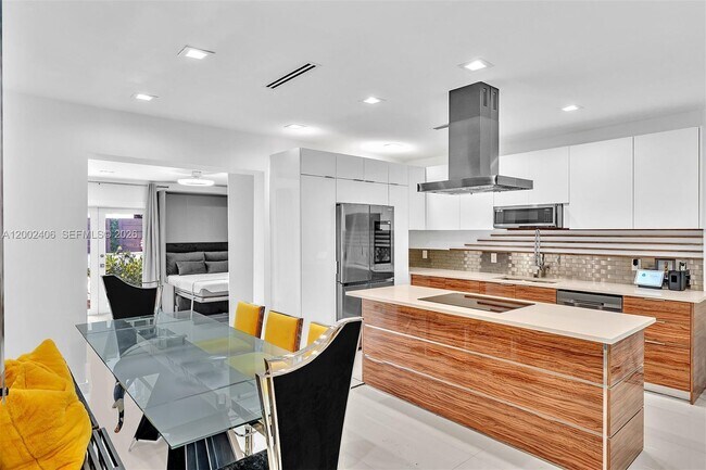 Building Photo - 1002 10th St