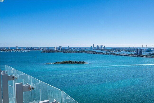 Building Photo - 700 NE 26th Terrace